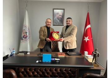 Meşhur Kavurmacı Sayın Suat Duman Beyefendinin Federasyonumuzu Ziyaretleri. Federasyon başkanımız kendilerine federasyon yönetim kurulu üyeleri ve şahsı adına plaket takdiminde bulundu.