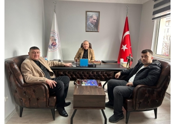 Meşhur Kavurmacı Sayın Suat Duman Beyefendinin Federasyonumuzu Ziyaretleri. Federasyon başkanımız kendilerine federasyon yönetim kurulu üyeleri ve şahsı adına plaket takdiminde bulundu.